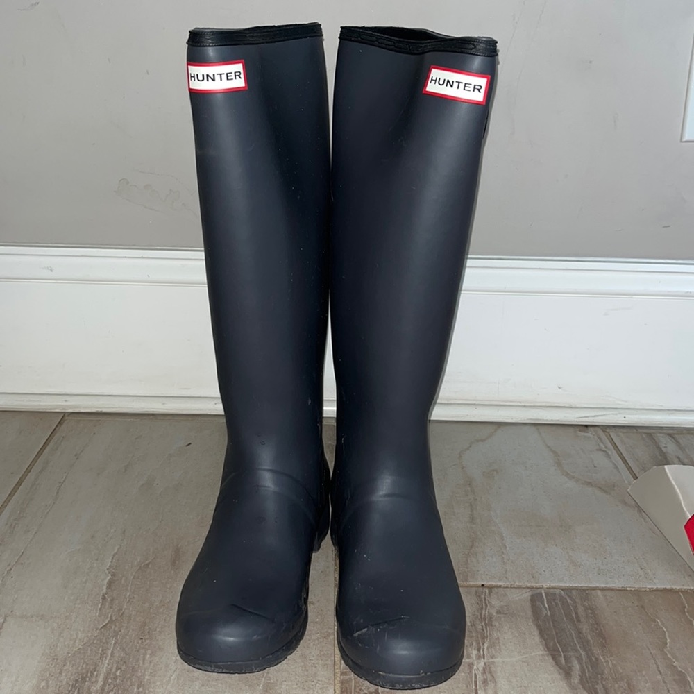 Hunter original tour rain boots. size 8. Hardly worn. Calf is too large for me